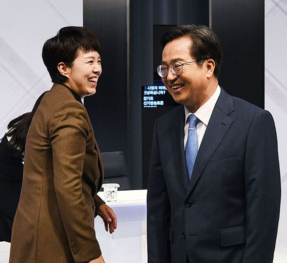 지난 23일 서울 마포구 SBS 스튜디오에서 열린 경기도선거방송토론위원회 주관 6·1 지방선거 경기지사 후보자 토론회에서 김은혜(왼쪽) 국민의힘 후보와 김동연 더불어민주당 후보가 인사를 하면서 지나치고 있다. 연합뉴스