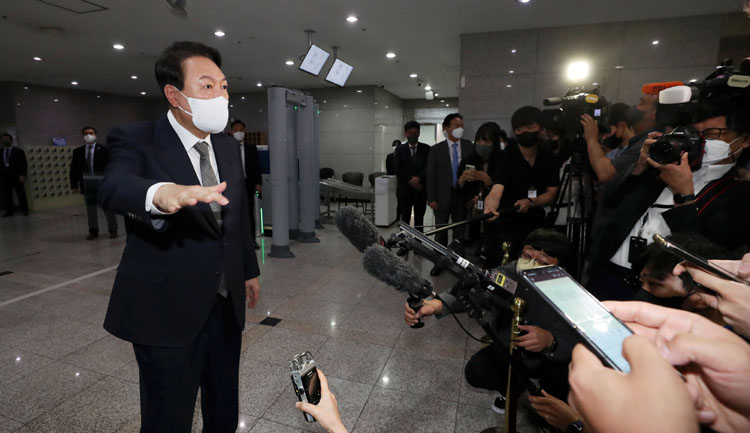 윤석열 대통령이 27일 오전 용산 대통령실 청사로 출근하며 취재진 질문에 답하고 있다. 대통령실통신사진기자단