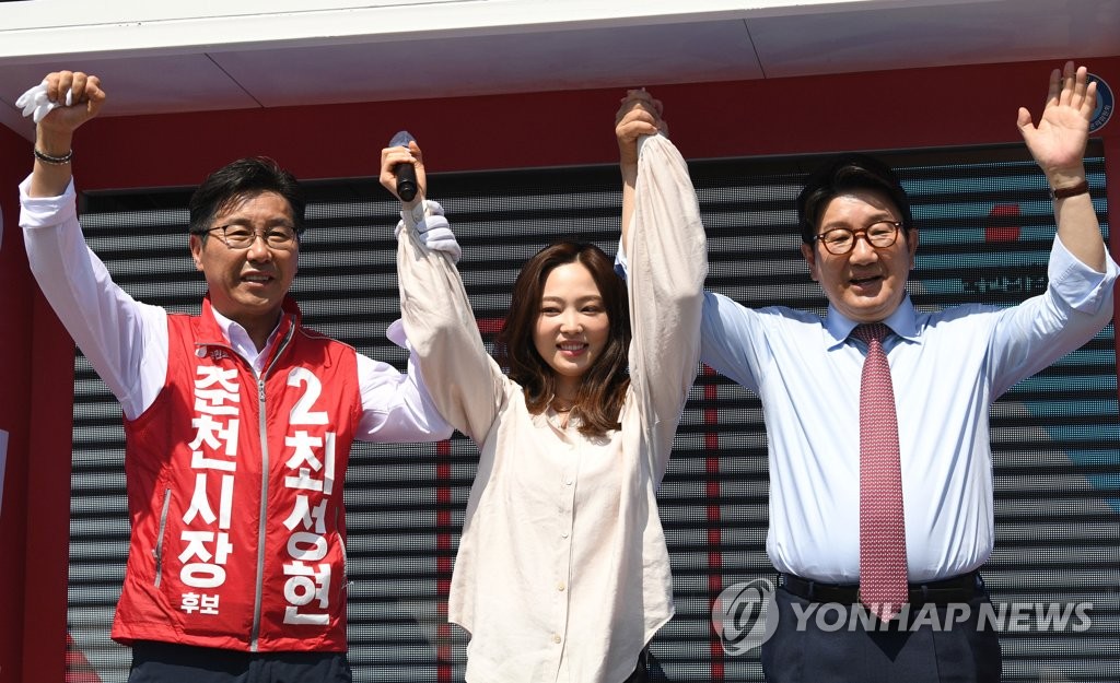 (춘천=연합뉴스) 국민의힘 권성동 공동선거대책위원장(오른쪽)이 24일 강원 춘천시 중앙로터리에서 지원 유세를 펼치며 차유람 선수(가운데), 최성현 춘천시장 후보와 손을 들고 있다. 2022.5.24