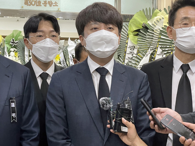 이준석 국민의힘 대표가 30일 오전 광주 동구 금호장례식장에서 정동년 5·18 기념재단 이사장 빈소를 찾아 조문한 뒤 인터뷰하고 있다. 연합뉴스