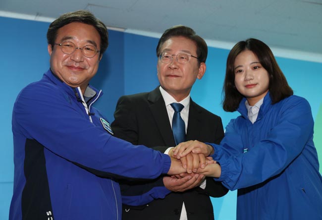 더불어민주당 이재명(가운데) 총괄선거대책위원장, 윤호중·박지현 상임선대위원장이 30일 오전 인천 계양구 이재명 국회의원 사무소에서 기자회견을 한 후 손을 잡고 기념촬영을 하고 있다. 국회사진기자단