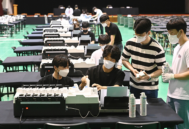 제8회 전국동시지방선거 개표인들이 지난 29일 오후 경기 수원시 아주대 체육관에서 투표지 분류기 교육을 받고 있다.  뉴시스