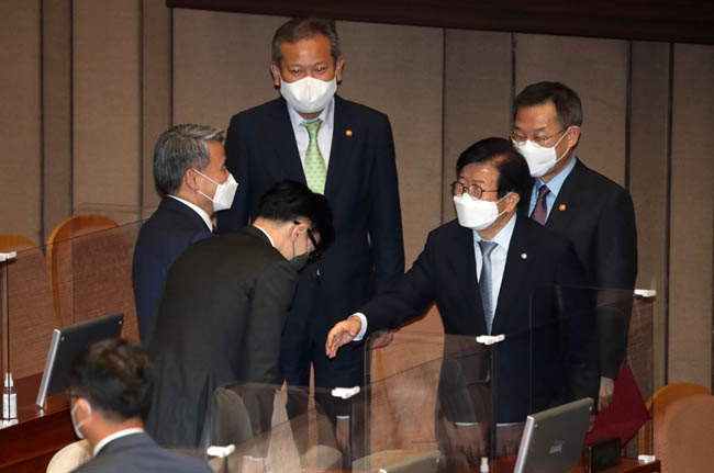 박병석(오른쪽 두 번째) 전 국회의장이 29일 오후 서울 여의도 국회에서 제2차 추가경정예산안 통과 의사봉을 두드리는 것으로 임기 중 마지막 본회의를 마치고 국무위원들에게 악수를 건네고 있다. 연합뉴스