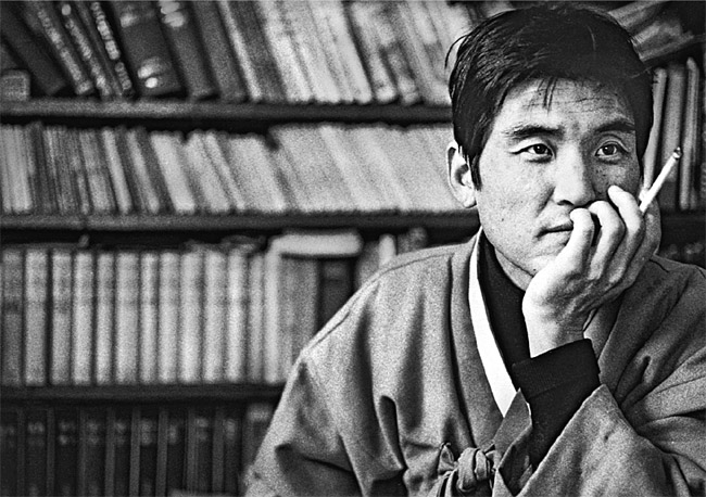 강운구의 1984년 작 ‘김지하’. 시인의 43세 때 모습을 통해 동시대를 살아온 사람들로 하여금 ‘그때’를 돌아보게 한다.