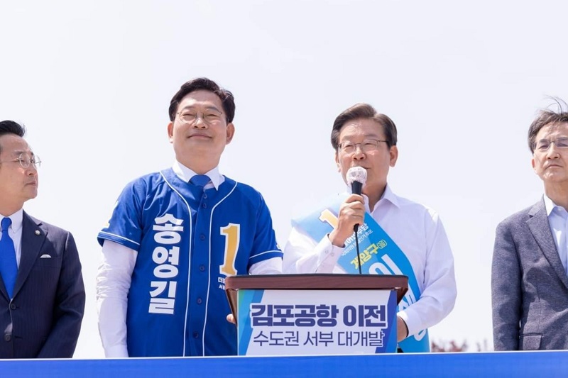 이재명(오른쪽 두 번째) 더불어민주당 총괄선대위원장이 지난 27일 경기 김포시 경인 아라뱃길 아라마린센터 광장에서 김포공항 이전 등을 담은 수도권 서부 대개발 공약을 발표하고 있다. 이 상임고문 페이스북 캡처.