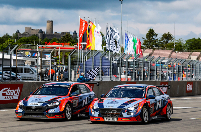 지난 28~29일(현지시간) 독일 뉘르부르크링 서킷에서 열린 ‘2022 뉘르부르크링 24시 내구 레이스’에서 결승선을 통과 중인 엘란트라 N TCR(오른쪽), i30 N TCR(왼쪽). 현대자동차 제공