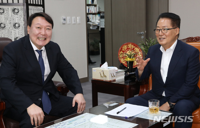 윤석열 검찰총장이 지난 2019년 8월 7일 국회 의원회관에서 박지원 민주평화당 의원을 예방하고 있다. 뉴시스