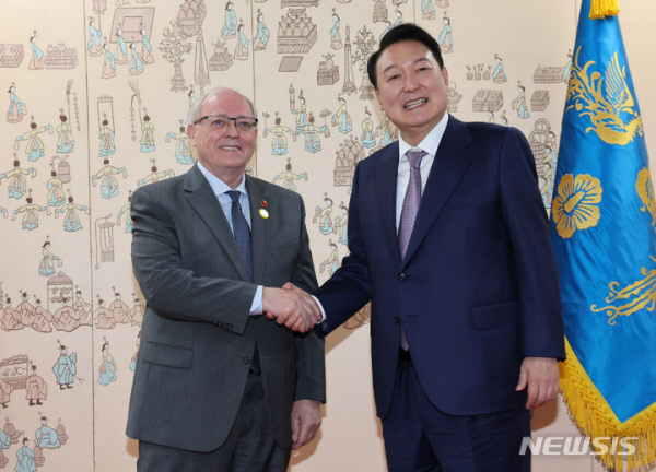 윤석열 대통령이 지난 11일 서울 용산 대통령실 청사 접견실 앞에서 조지 퓨리 캐나다 상원의장과 기념촬영하고 있다.뉴시스 제공