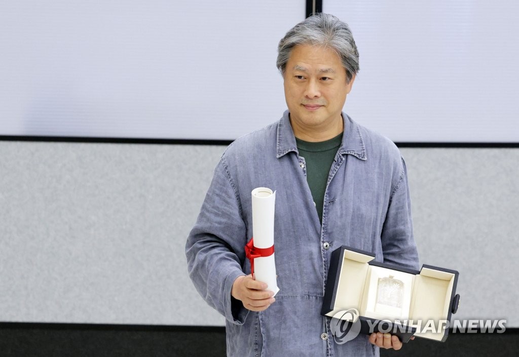 (영종도=연합뉴스) 칸국제영화제에서 감독상을 수상한 박찬욱 감독이 30일 오후 인천국제공항을 통해 귀국, 트로피를 들고 포즈를 취하고 있다. 박찬욱 감독은 ‘헤어질 결심’으로 한국 감독으로는 두 번째이자 자신의 첫 번째 감독상 트로피를 거머쥐었다. 2022.5.30