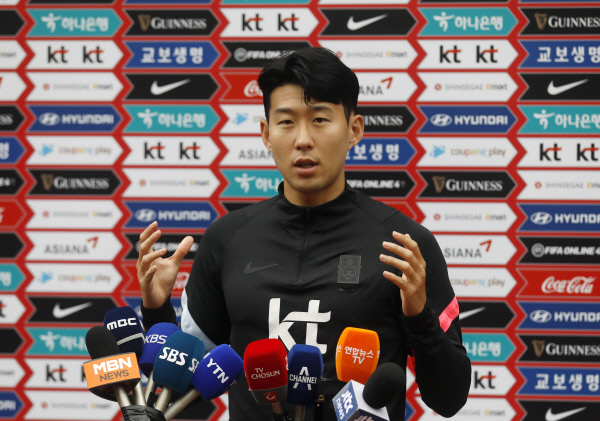 손흥민이 30일 파주 국가대표트레이닝센터(NFC)에서 6월 A매치를 앞두고 소집돼 인터뷰를 하고 있다,  뉴시스