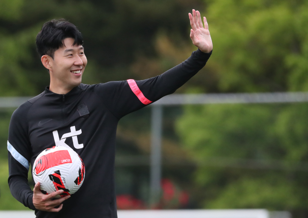 손흥민이 30일 경기 파주시 축구 국가대표 트레이닝센터(NFC)에서 훈련하던 중 팬들에게 인사를 하고 있다. 뉴시스