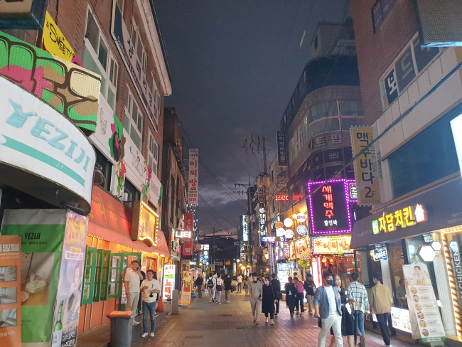30일 오후 서울 서대문구 신촌동 명물거리의 주점 밀집 골목에 적지 않은 행인들이 보인다.  김호준 기자