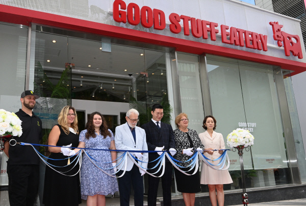 31일 오전 서울 강남구 역삼동에 새로 문을 연 굿스터프 이터리에서 내빈들이 개점 테이프를 자르고 있다. 신창섭 기자