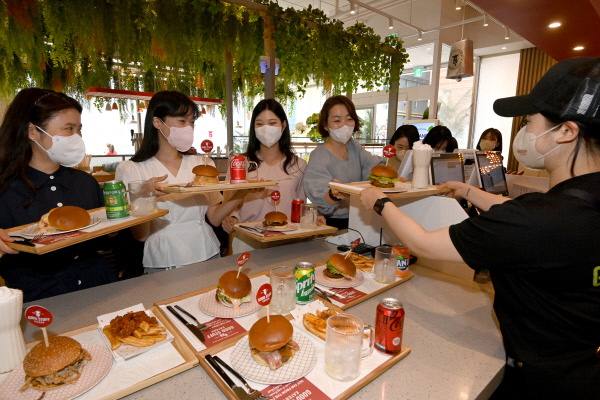 31일 오전 서울 강남구 역삼동에 새로 문을 연 굿스터프 이터리에서 손님들이 햄버거를 주문해 받고 있다. 신창섭 기자