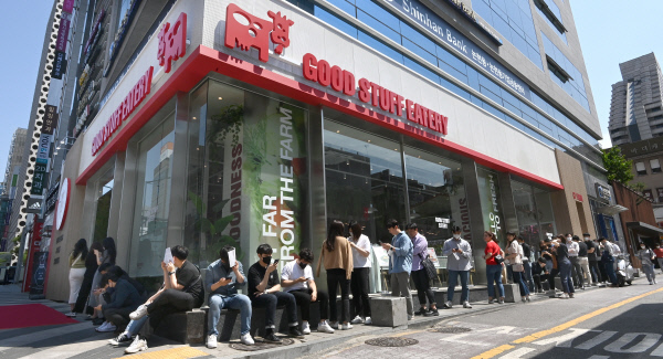 31일 오전 서울 강남구 역삼동에 새로 문을 연 굿스터프 이터리에서 손님들이 햄버거를 사기 위해 길게 줄을 지어 있다. 신창섭 기자