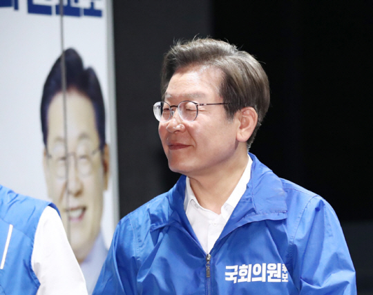 이재명 더불어민주당 총괄선거대책위원장이 지난 31일 인천 계양구청 앞에서 열린 마지막 유세에서 지지를 호소하고 있다. 연합뉴스