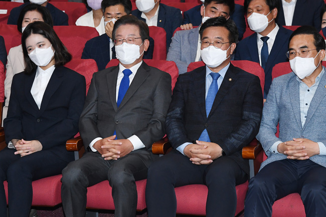 더불어민주당 박지현(앞줄 왼쪽부터) 공동상임선거대책위원장, 이재명 총괄선대위원장, 윤호중 공동상임선대위원장, 박홍근 원내대표 등 지도부가 1일 오후 국회 개표종합상황실에서 출구조사 결과를 어두운 표정으로 지켜보고 있다. 뉴시스