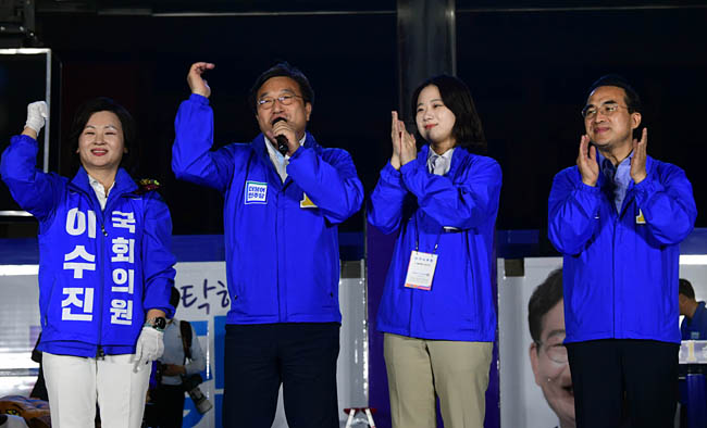 윤호중(왼쪽 두 번째) 공동비상대책위원장 등 더불어민주당 지도부가 31일 서울 용산역광장에서 열린 송영길 서울시장 후보의 마지막 집중유세에서 지지를 호소하고 있다. 연합뉴스