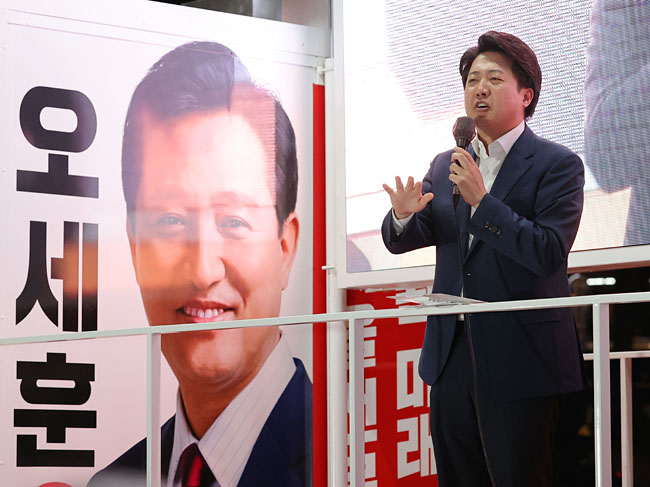 이준석 국민의힘 대표가 6·1 지방선거 공식 선거운동 마지막 날인 31일 저녁 서울 중구 청계광장에서 열린 오세훈 국민의힘 서울시장 후보의 유세에서 지지를 호소하고 있다. 연합뉴스