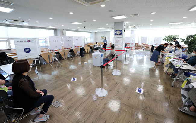 제8회 전국동시지방선거일인 1일 오후 서울 성동구 용답도서관에 마련된 용답동 제2투표소가 한산한 모습을 보이고 있다. 연합뉴스