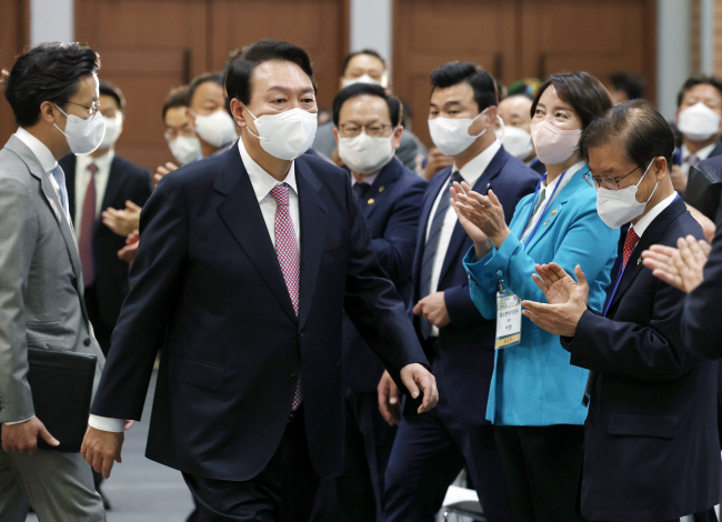 윤석열 대통령이 2일 오전 경기 고양시 킨텍스에서 열린 ‘2022 대한민국 고졸 인재 채용 엑스포’에 참석자들의 박수를 받으며 입장하고 있다.  연합뉴스