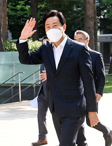 6·1 지방선거에서 승리한 오세훈 서울시장이 2일 오전 서울시청으로 출근하면서 취재진에게 손을 흔들어 인사를 건네고 있다. 윤성호 기자