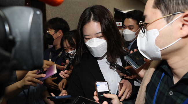 박지현(가운데) 더불어민주당 공동비상대책위원장이 2일 오전 국회에서 열린 비공개 비대위에 참석하기 위해 대표실로 이동하고 있다. 국회사진기자단