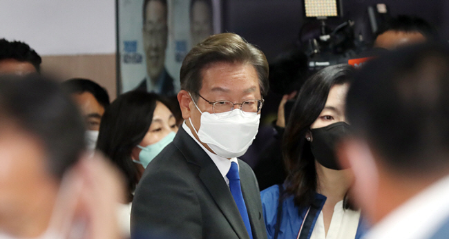 이재명 더불어민주당 총괄선거대책위원장이 1일 저녁 인천 계양을 국회의원 보궐선거에서 당선 소감을 밝힌 후 선거사무소를 떠나고 있다. 연합뉴스