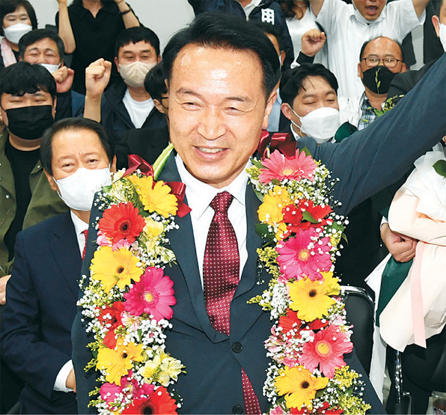 경기도교육감에 당선된 임태희 후보가 2일 오전 경기 수원시 영통구 선거사무소에서 손을 들어 환호에 답하고 있다. 연합뉴스