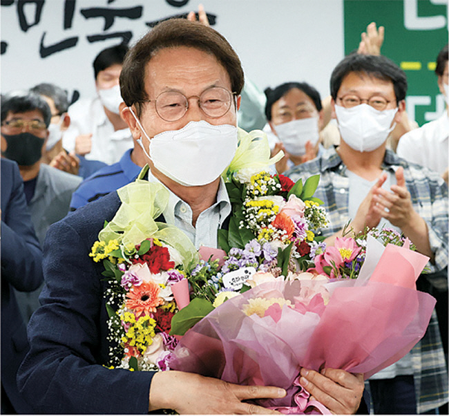 서울시교육감 3선에 성공한 조희연 후보가 2일 오전 서울 서대문구 후보자사무실에서 지지자들의 축하를 받고 있다. 연합뉴스