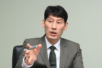 박성민 대표  △선거전략가 겸 정치평론가 △한국 최초의 정치컨설팅 민 대표 △‘강한 것이 옳은 것을 이긴다’, ‘정치의 몰락’(공저) 등 집필