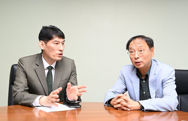 김형준(오른쪽) 명지대 교수와 박성민 정치컨설팅 민 대표가 제8회 지방선거일 다음 날인 2일 오전 문화일보에서 선거를 총평하며 대담하고 있다. 두 사람은 “여당은 국정 협치의 여건을 만들어가고 야당은 반성과 혁신을 통해 국정 파트너로 거듭나야 한다”고 말했다.  김호웅 기자