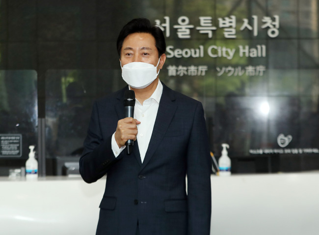 오세훈 서울시장이 2일 오전 서울시청으로 출근하며 전날 치러진 제8회 전국동시지방선거 당선 소감을 말하고 있다. 뉴시스