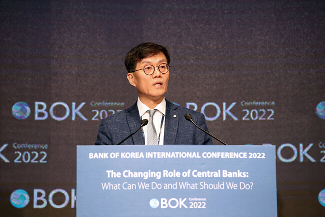 이창용 한국은행 총재가 2일 서울 소공동 조선호텔에서 개최된 ‘2022년 BOK 국제콘퍼런스’에서 개회식 연설을 하고 있다. 한국은행 제공