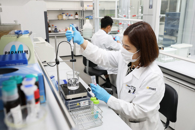 서울 구로구의 이마트 상품안전센터에서 전문검사인력이 자사브랜드 기준규격 및 농산물 잔류농약 검사를 실시하고 있다. 이마트 상품안전센터는 최첨단 전문 장비를 활용해 품질관리에 나서고 있다. 신세계그룹 제공