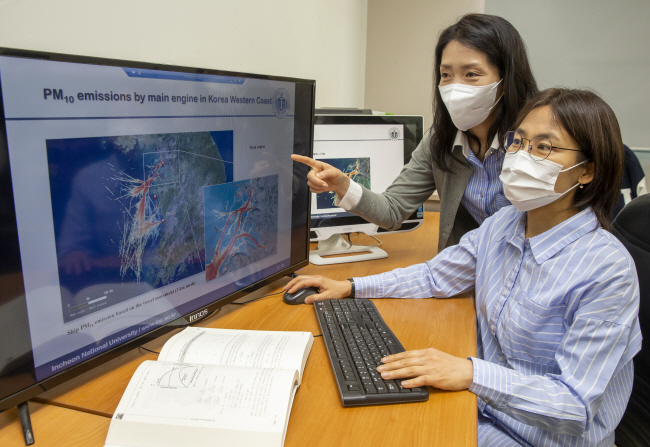 인천대 환경융합학과 학생들이 실험실 창업사업으로 개발한 선박대기오염배출량산정시스템(PAQman(c))에 수집된 정보를 분석하고 있다. 이 시스템은 해외 20여 개 항만에 적용해 사업화 할 예정이다.