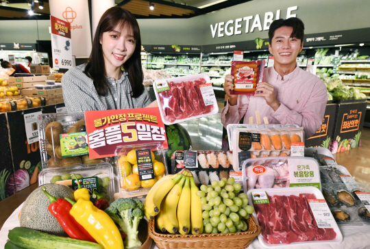 홈플러스 모델들이 2일 오전 서울 등촌동 홈플러스 강서점에서 ‘홈플5일장’ 행사 상품을 선보이고 있다. 홈플러스 제공.