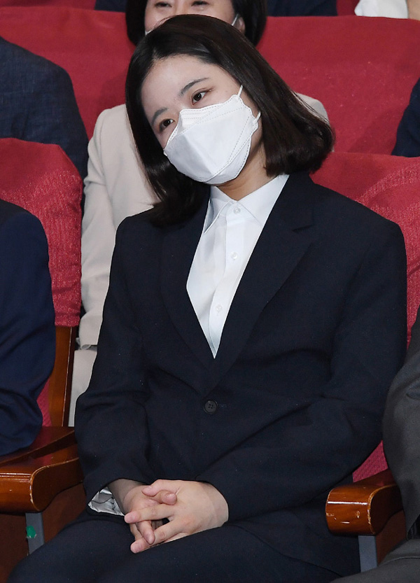 박지현 더불어민주당 공동상임선대위원장이 지난 1일 국회 의원회관에 마련된 민주당 개표상황실에서 방송사 출구조사 결과를 지켜보고 있다. 뉴시스