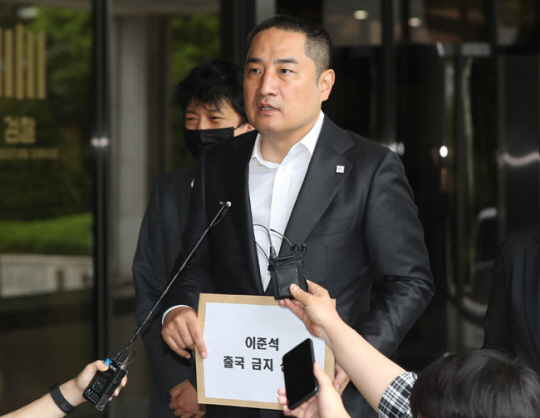 강용석 무소속 경기지사 후보가 지난달 30일 서울 서초구 서울중앙지검에 이준석 국민의힘 대표의 출국금지를 요청하는 서류를 제출하고 있다. 뉴시스