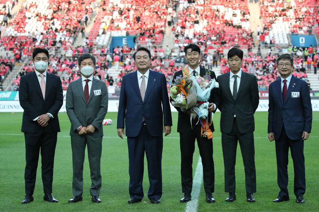 체육훈장 청룡장을 받은 손흥민이 2일 서울 마포구 서울월드컵경기장에서 윤석열 대통령 등과 함께 기념 촬영을 하고 있다. 왼쪽부터 전 축구 국가대표 안정환, 정몽규 대한축구협회 회장, 윤 대통령, 손흥민, 전 축구 국가대표 박지성, 박보균 문화체육관광부 장관. 뉴시스