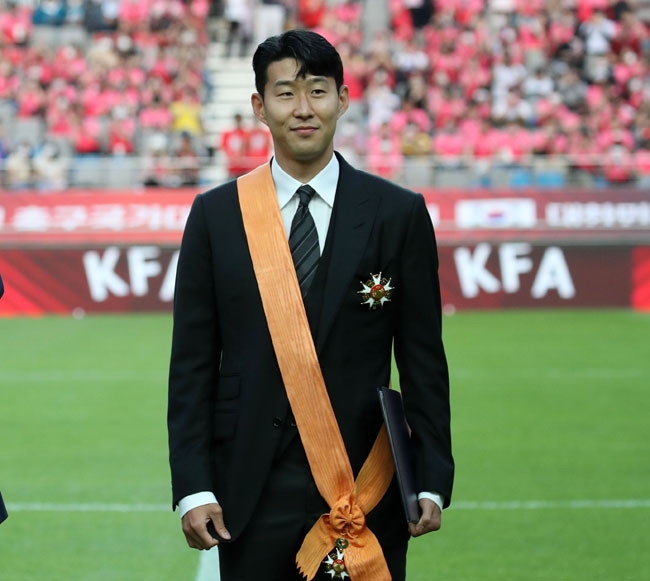 손흥민이 2일 오후 서울 마포구 서울월드컵경기장에서 체육훈장 가운데 최고 등급인 청룡장을 수상했다. 연합뉴스