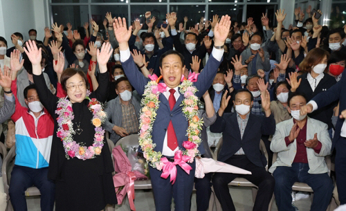 최민호 세종시장 당선자가 지자들과 함께 만세를 부르고 있다. 연합뉴스