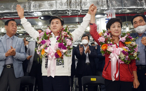 김태흠 충남지사 당선자가 부인과 함께 당선사례를 하고 있다. 연합뉴스