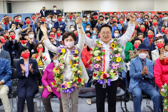 이장우 대전시장 당선자가 부인과 함께 지지자들의 환호에 답하고 있다. 연합뉴스