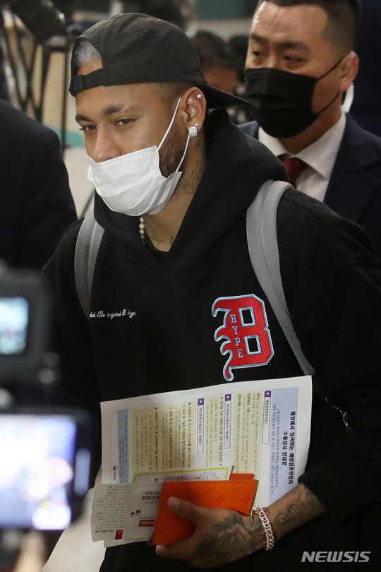 브라질 축구대표팀 네이마르가 지난달 26일 오후 인천국제공항 제1여객터미널을 통해 입국하고 있다. 뉴시스