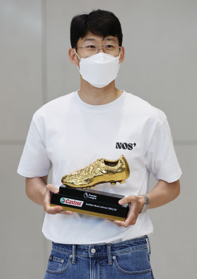 손흥민(토트넘 홋스퍼)이 지난달 24일 인천국제공항에 도착, EPL 득점왕에게 주어지는 골든부트를 들고 포즈를 취했다. 연합뉴스