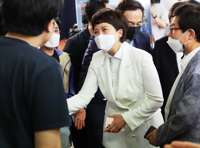 김은혜 국민의힘 경기지사 후보가 2일 오전 6·1 지방선거에서 8시간 넘게 걸린 밤샘 개표 끝에 0.15%포인트 차로 패배하자 지지자들과 위로와 격려의 악수를 나누면서 경기 수원시 장안구 선거사무소를 나서고 있다. 뉴시스