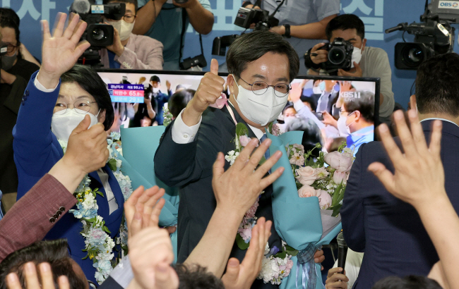 김동연 더불어민주당 경기지사 후보가 2일 오전 개표 초반 열세를 딛고 역전에 성공해 당선이 확정된 직후 경기 수원시 팔달구 선거사무소에서 엄지를 들고 지지자들의 환호에 화답하고 있다. 연합뉴스