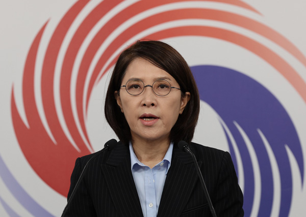 강인선 대통령실 대변인이 2일 오전 서울 용산 대통령실 청사에서 6·1 지방선거 결과와 관련한 윤석열 대통령의 발언을 발표하고 있다. 연합뉴스