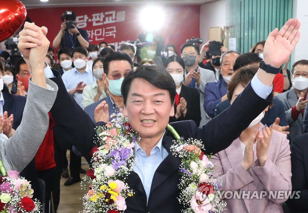 (성남=연합뉴스) 경기 성남 분당갑 국회의원 보궐선거에 출마한 국민의힘 안철수 후보가 1일 오후 당선이 확실시 되자 분당 선거사무소에서 꽃을 받아들고 세리머니를 하고 있다. 2022.6.1 [경기사진공동취재단]